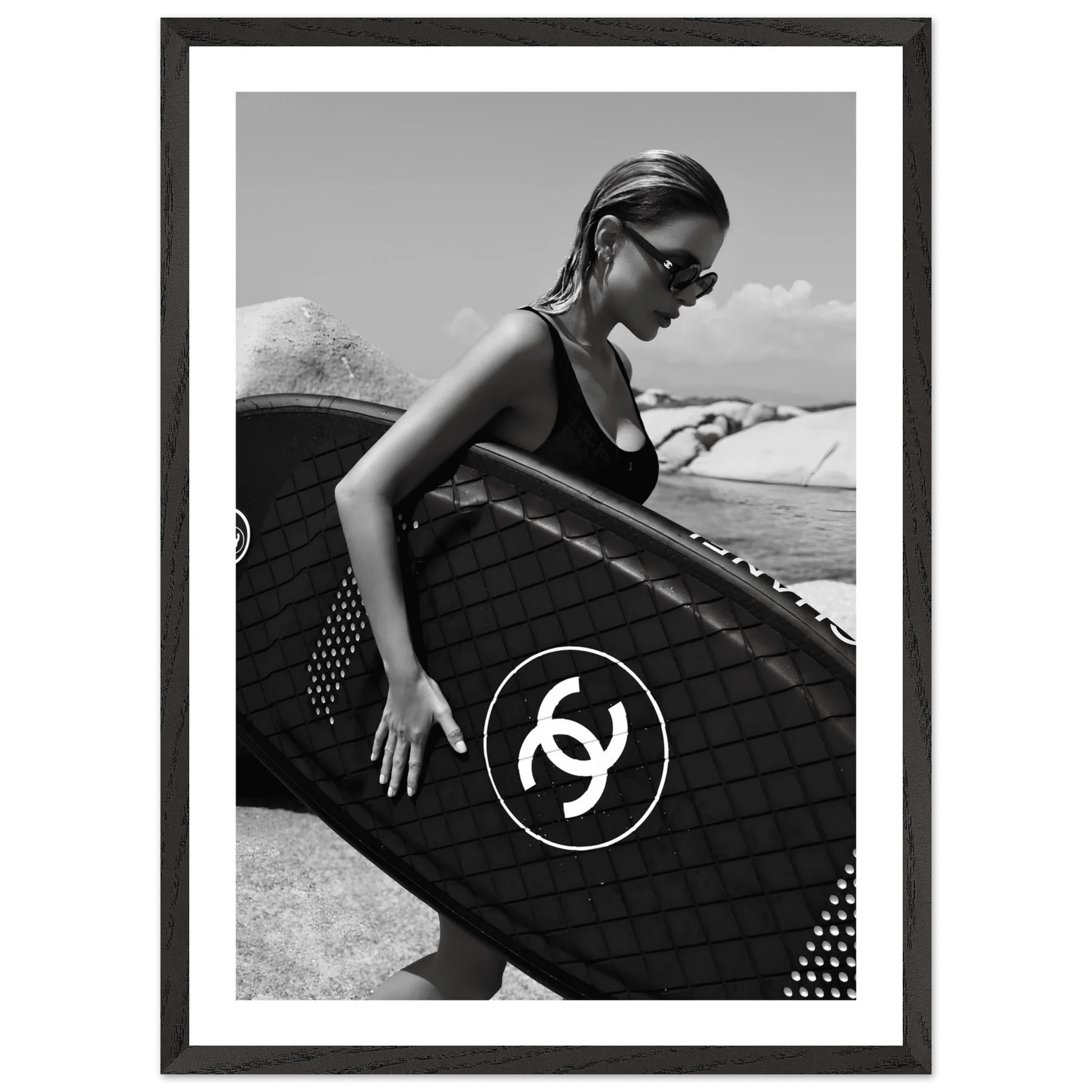 Tableau Noir et Blanc Chanel Surfeuse Élégante - La Maison Du Tableau
