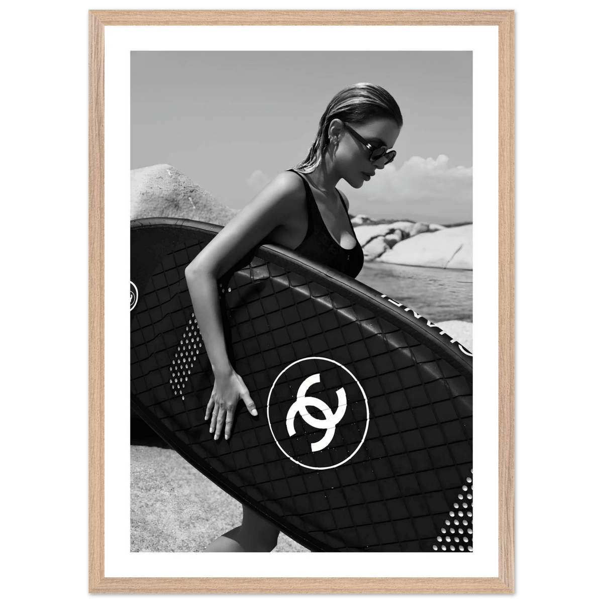 Tableau Noir et Blanc Chanel Surfeuse Élégante - La Maison Du Tableau