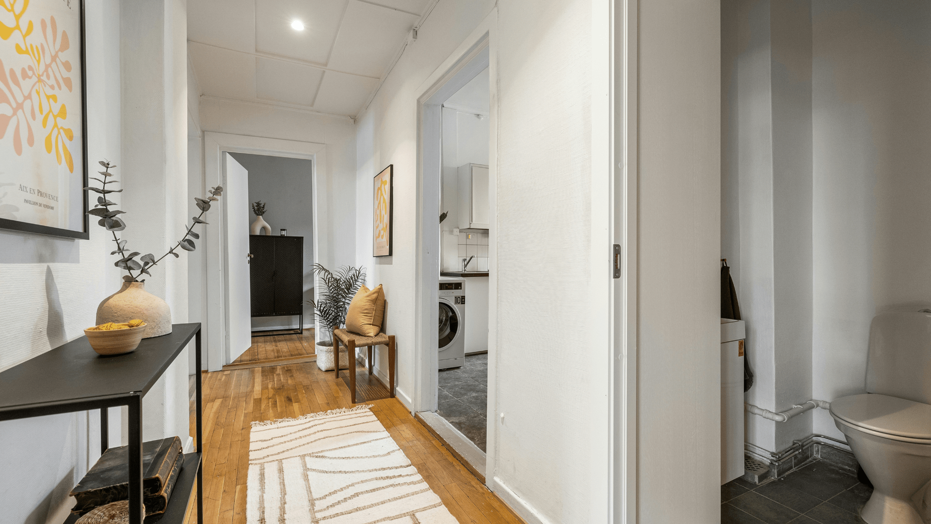 Comment Décorer Un Couloir Étroit ? - La Maison Du Tableau