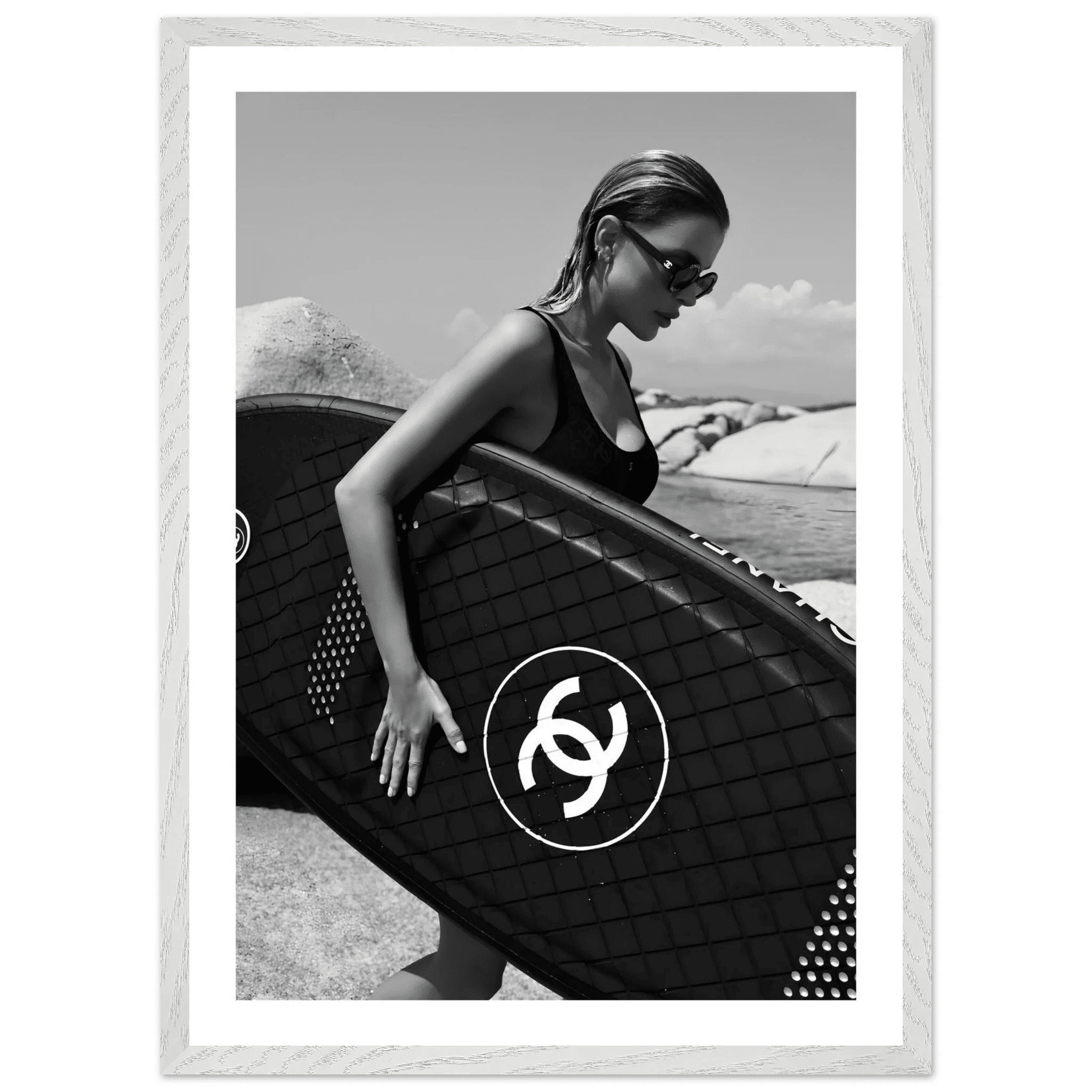 Tableau Noir et Blanc Chanel Surfeuse Élégante - La Maison Du Tableau