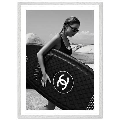 Tableau Noir et Blanc Chanel Surfeuse Élégante - La Maison Du Tableau