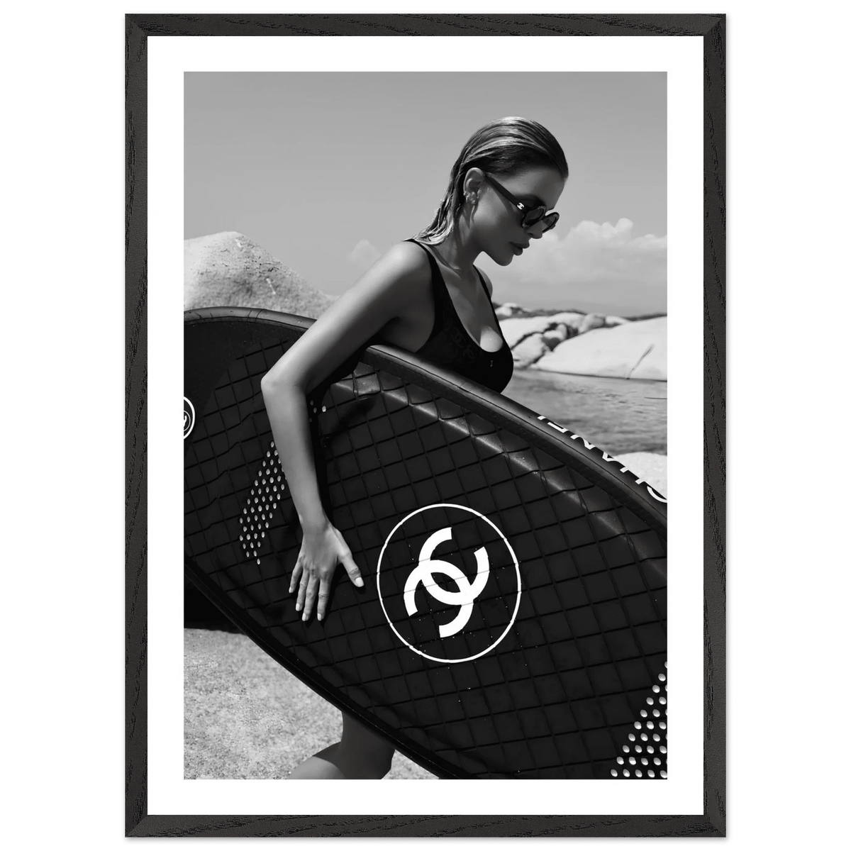 Tableau Noir et Blanc Chanel Surfeuse Élégante - La Maison Du Tableau