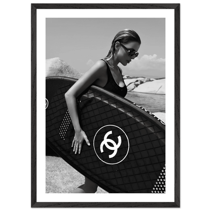 Tableau Noir et Blanc Chanel Surfeuse Élégante - La Maison Du Tableau