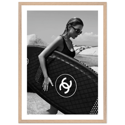 Tableau Noir et Blanc Chanel Surfeuse Élégante - La Maison Du Tableau