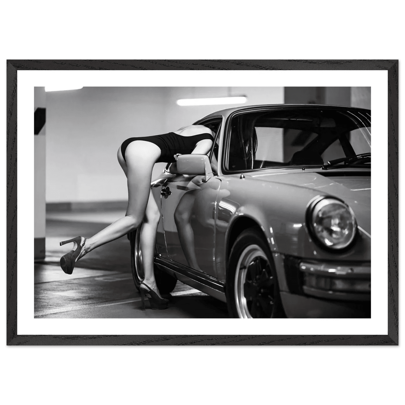 Tableau Photographie Noir et Blanc Élégance et Voiture Vintage - La Maison Du Tableau