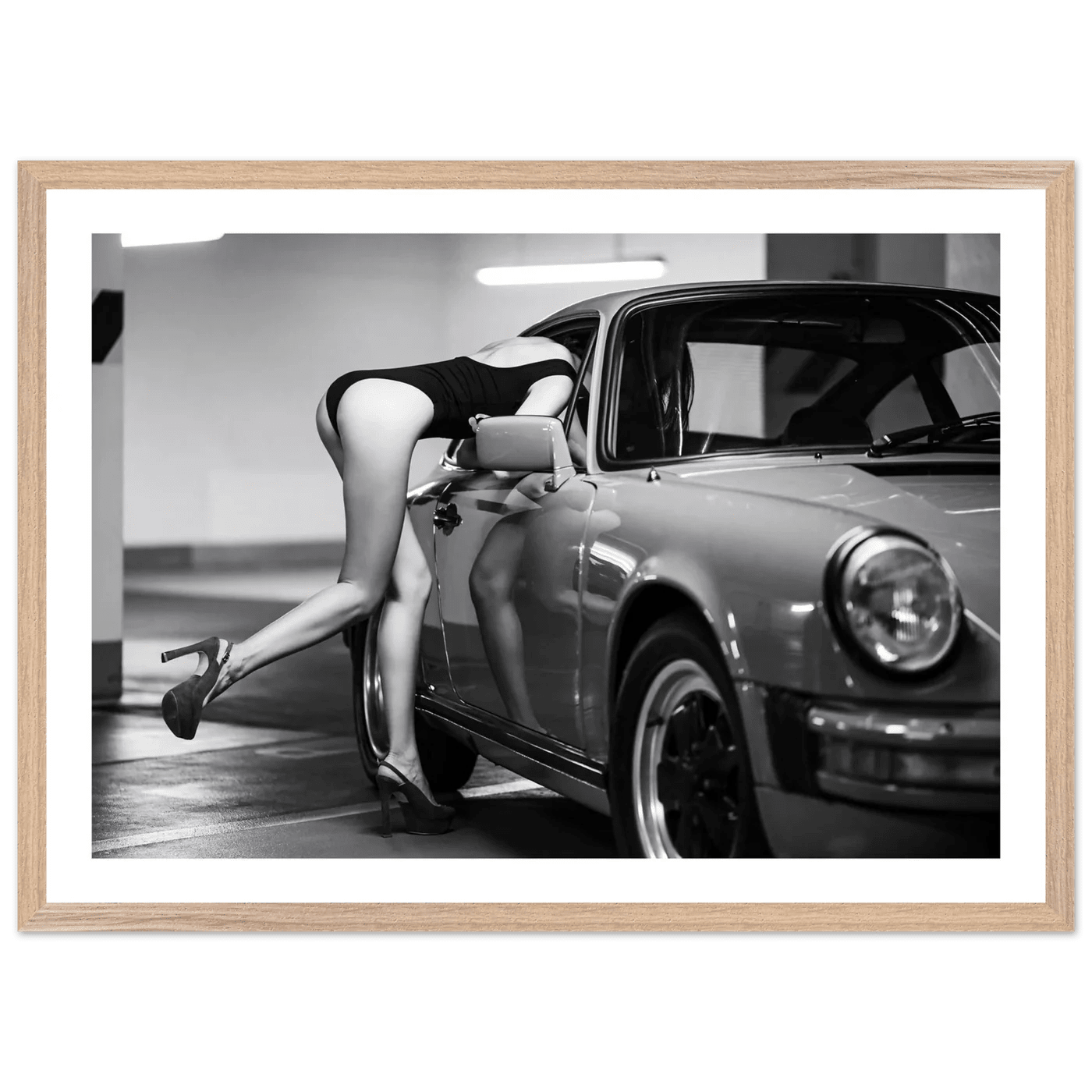 Tableau Photographie Noir et Blanc Élégance et Voiture Vintage - La Maison Du Tableau